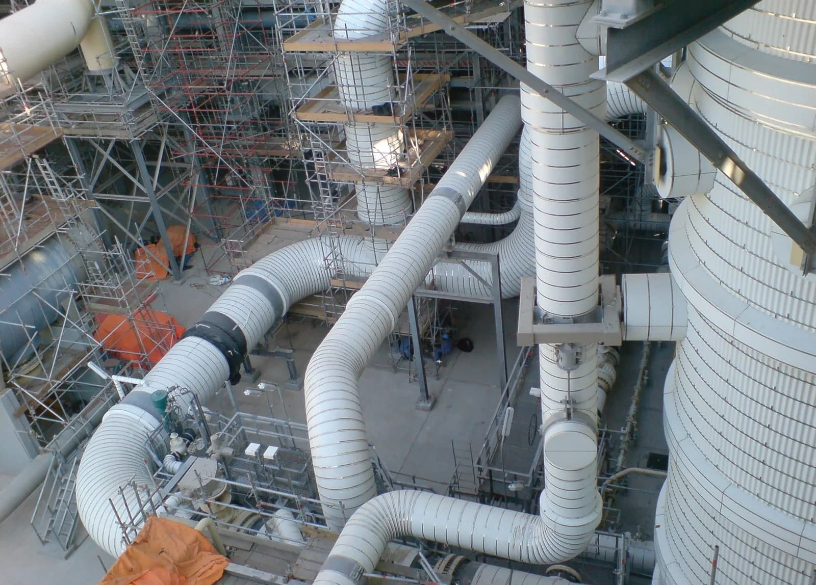 Cold insulation on cryogenic industrial piping