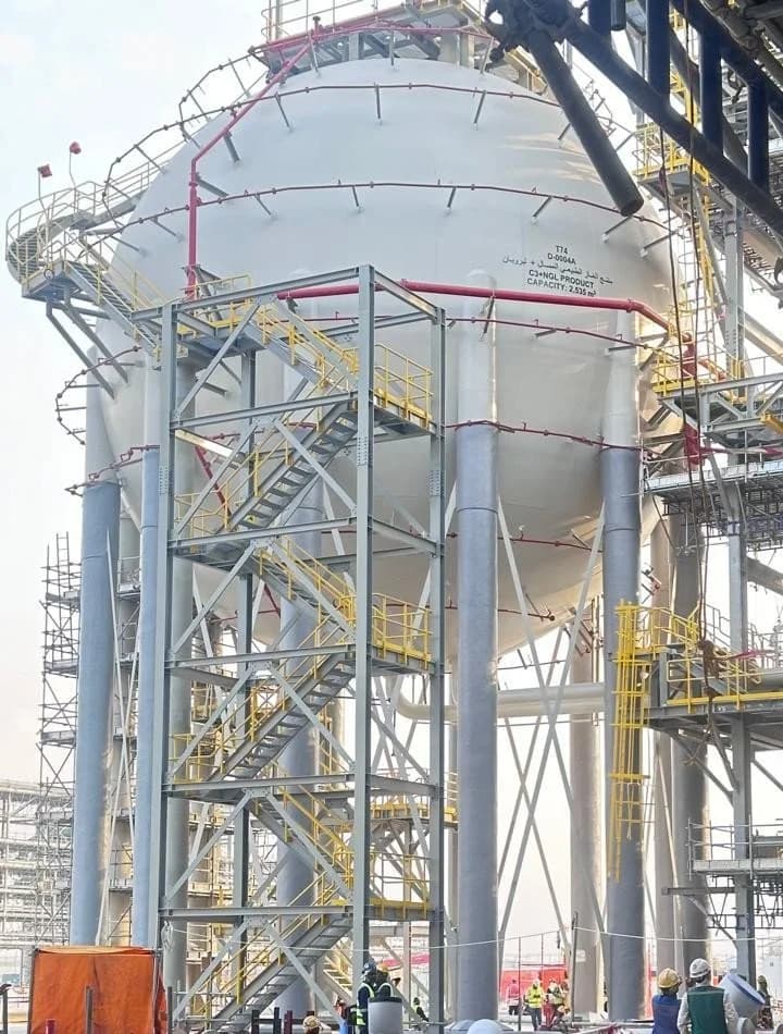 Passive fire protection around an industrial sphere tank